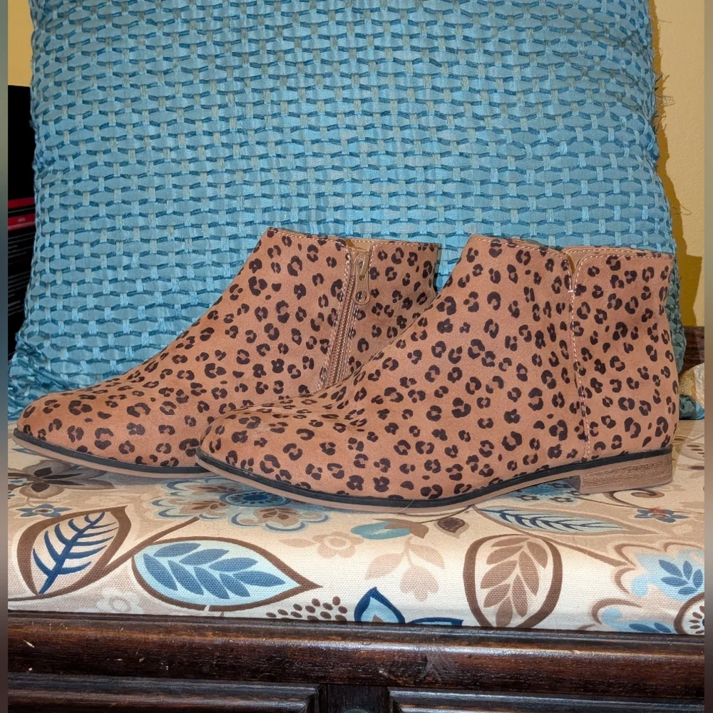 Cat & Jack Leopard Print Ankle Boots‎ Size 5 Side Zip Girls Faux Suede